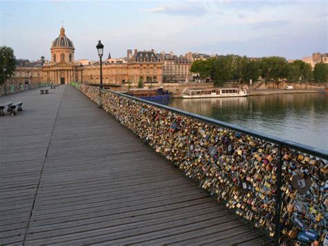 Romantik Şehir Paris ve Aşk Köprüsü Legende