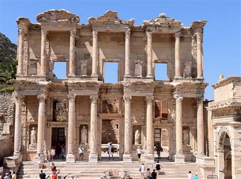 Sanat ve Mitoloji Araştırmacıları Efes Antik Kenti'ni Keşfedin